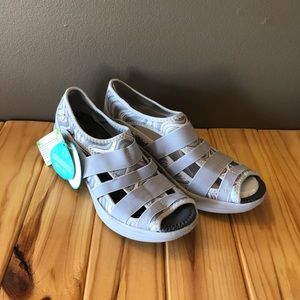 BZees sandals Brand new with tags women’s 9.5